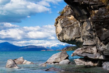 Eşsiz mermer mağaralar (Capillas del Marmol). General Carrera Gölü, Lago Buenos Aires 'i de çağırır. Patagonya 'nın kuzeyinde. Şili.