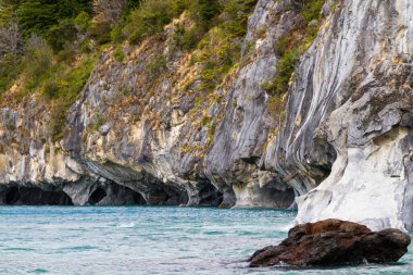 Eşsiz mermer mağaralar (Capillas del Marmol). General Carrera Gölü, Lago Buenos Aires 'i de çağırır. Patagonya 'nın kuzeyinde. Şili.