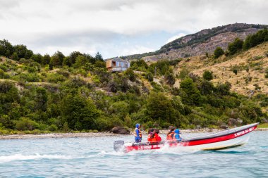PUERTO RIO TRANQUILO, ŞİLİ - 5 Şubat 2015: Eşsiz mermer mağaralar (Capillas del Marmol). General Carrera Gölü, Lago Buenos Aires 'i de çağırır. Patagonya 'nın kuzeyinde. Şili.