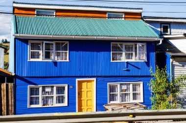 Canlı renkli odunlar, ahşap evler Castro, Chiloe Adası, Şili. Sıcak yaz ışıklarıyla aydınlanan.