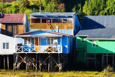 CASTRO, ŞİLYE - 10 Şubat 2016: Şili, Şili 'deki Castro, Chiloe Adası, Patagonya' daki kaleler üzerindeki Palafito evleri