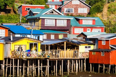 Palafito, Castro, Chiloe Adası, Patagonya, Şili 'deki tesislerde yaşıyor.