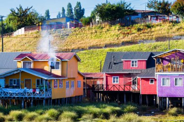 Palafito, Castro, Chiloe Adası, Patagonya, Şili 'deki tesislerde yaşıyor.
