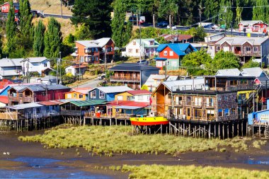 Palafito, Castro, Chiloe Adası, Patagonya, Şili 'deki tesislerde yaşıyor.