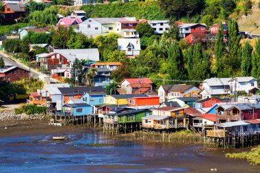 Palafito, Castro, Chiloe Adası, Patagonya, Şili 'deki tesislerde yaşıyor.