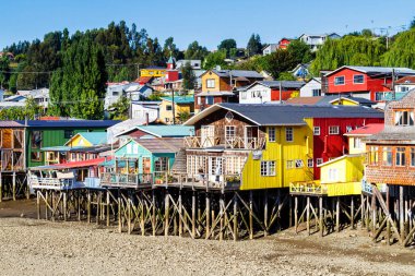 CASTRO, ŞİLYE - 10 Şubat 2016: Şili, Şili 'deki Castro, Chiloe Adası, Patagonya' daki kaleler üzerindeki Palafito evleri