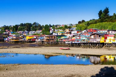 Palafito, Castro, Chiloe Adası, Patagonya, Şili 'deki tesislerde yaşıyor.