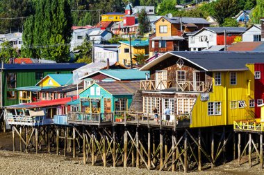 CASTRO, ŞİLYE - 10 Şubat 2016: Şili, Şili 'deki Castro, Chiloe Adası, Patagonya' daki kaleler üzerindeki Palafito evleri