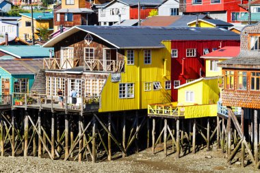 CASTRO, ŞİLYE - 10 Şubat 2016: Şili, Şili 'deki Castro, Chiloe Adası, Patagonya' daki kaleler üzerindeki Palafito evleri