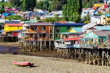 Palafito, Castro, Chiloe Adası, Patagonya, Şili 'deki tesislerde yaşıyor.