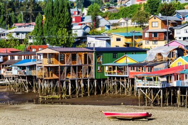 Palafito, Castro, Chiloe Adası, Patagonya, Şili 'deki tesislerde yaşıyor.