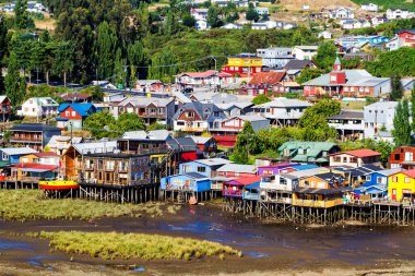 Palafito, Castro, Chiloe Adası, Patagonya, Şili 'deki tesislerde yaşıyor.