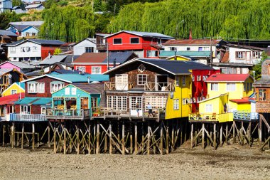 CASTRO, ŞİLYE - 10 Şubat 2016: Şili, Şili 'deki Castro, Chiloe Adası, Patagonya' daki kaleler üzerindeki Palafito evleri