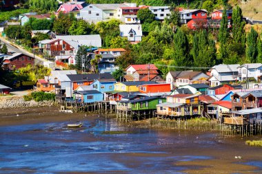 Palafito, Castro, Chiloe Adası, Patagonya, Şili 'deki tesislerde yaşıyor.