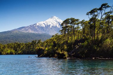 Ensenada kasabasından Osorno volkanı, Llanquigue Gölü, Şili