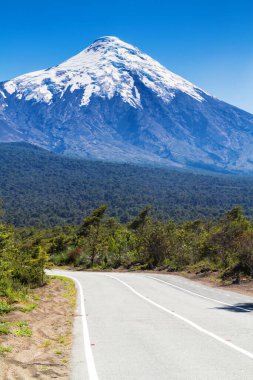 Yol ünlü Osorno yanardağına çıkıyor. Güney Amerika 'da manzara otoyolu - Carretera Austral