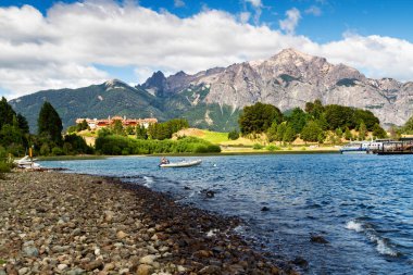 Nahuel Huapi Gölü, Bariloche, Patagonya, Arjantin. Llao Llao Resort arka planda.