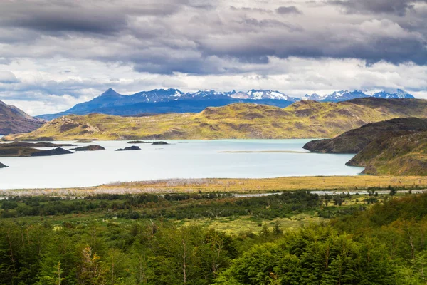 风景秀丽的史诗 智利南部的托雷斯 德尔潘恩国家公园 Lago Nordernskjold背景下的山脉 — 图库照片