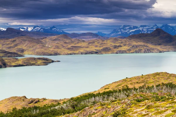 风景秀丽的史诗 智利南部的托雷斯 德尔潘恩国家公园 Lago Nordernskjold背景下的山脉 — 图库照片