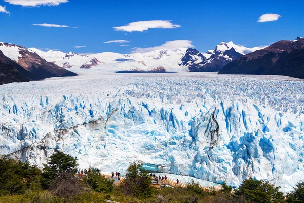 Patagonya, Arjantin 'deki Perito Moreno buzulu. Arjantin 'in Santa Cruz eyaletindeki Los Glaciares Ulusal Parkı. Patagonya 'nın en önemli turistik merkezlerinden biridir.