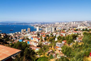 Şili 'nin Valparaiso kentindeki UNESCO Dünya Mirası' nın tepelerindeki renkli binalar. Okyanusa ve sahile bak.