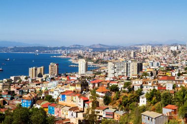 Şili 'nin Valparaiso kentindeki UNESCO Dünya Mirası' nın tepelerindeki renkli binalar. Okyanusa ve sahile bak.
