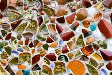 Kırık vazolar, duvar süsleme motifi olarak kullanılan saksılar..