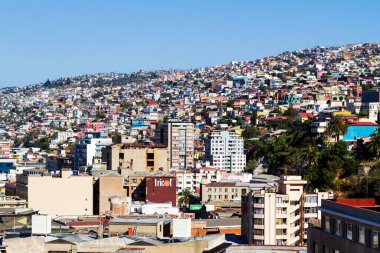Şili 'nin Valparaiso kentindeki UNESCO Dünya Mirası' nın tepelerindeki renkli binalar