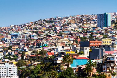 Şili 'nin Valparaiso kentindeki UNESCO Dünya Mirası' nın tepelerindeki renkli binalar