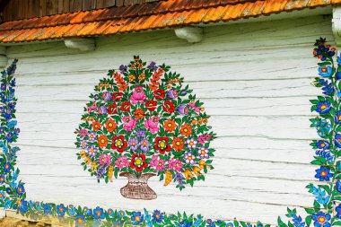 ZALIPIE, POLAND - 30 Nisan 2016: Küçük Polonya 'nın Zalipie kentindeki açık hava müzesinde boyalı çiçekli eski beyaz tahta