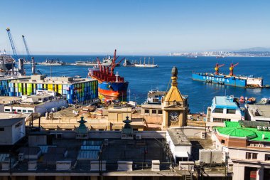 Şili 'nin Valparaiso kentindeki UNESCO Dünya Mirası' nın tepelerindeki renkli binalar. Okyanusa ve sahile bak.