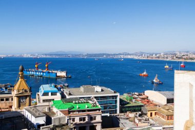 Şili 'nin Valparaiso kentindeki UNESCO Dünya Mirası' nın tepelerindeki renkli binalar. Okyanusa ve sahile bak.