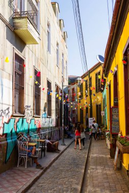 VALPARAISO, ŞİLİ - 15 Şubat 2016: UNESCO 'nun Dünya Mirası kenti Valparaiso' nun tepelerindeki renkli binalar