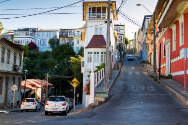 VALPARAISO, ŞİLİ - 15 Şubat 2016: UNESCO 'nun Dünya Mirası kenti Valparaiso' nun tepelerindeki renkli binalar