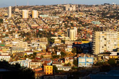 Şili 'nin Valparaiso kentindeki UNESCO Dünya Mirası' nın tepelerindeki renkli binalar
