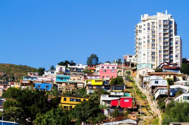 Şili 'nin Valparaiso kentindeki UNESCO Dünya Mirası' nın tepelerindeki renkli binalar