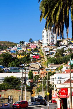 Şili 'nin Valparaiso kentindeki UNESCO Dünya Mirası' nın tepelerindeki renkli binalar