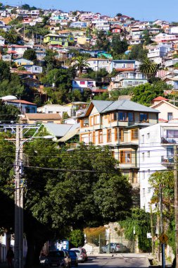 Şili 'nin Valparaiso kentindeki UNESCO Dünya Mirası' nın tepelerindeki renkli binalar