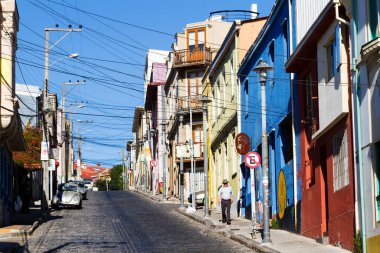 VALPARAISO, ŞİLİ - 15 Şubat 2016: UNESCO 'nun Dünya Mirası kenti Valparaiso' nun tepelerindeki renkli binalar