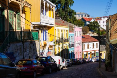 VALPARAISO, ŞİLİ - 15 Şubat 2016: UNESCO 'nun Dünya Mirası kenti Valparaiso' nun tepelerindeki renkli binalar