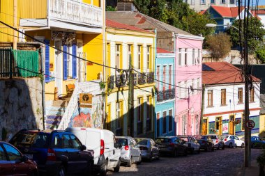 VALPARAISO, ŞİLİ - 15 Şubat 2016: UNESCO 'nun Dünya Mirası kenti Valparaiso' nun tepelerindeki renkli binalar