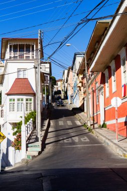 VALPARAISO, ŞİLİ - 15 Şubat 2016: UNESCO 'nun Dünya Mirası kenti Valparaiso' nun tepelerindeki renkli binalar