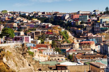 Şili 'nin Valparaiso kentindeki UNESCO Dünya Mirası' nın tepelerindeki renkli binalar