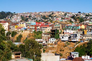 Şili 'nin Valparaiso kentindeki UNESCO Dünya Mirası' nın tepelerindeki renkli binalar