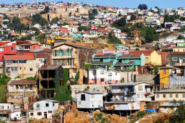 Şili 'nin Valparaiso kentindeki UNESCO Dünya Mirası' nın tepelerindeki renkli binalar