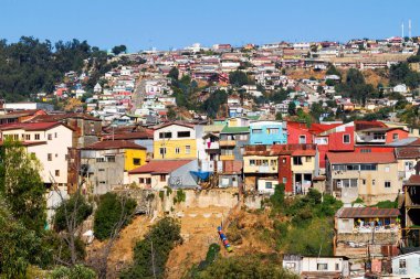 Şili 'nin Valparaiso kentindeki UNESCO Dünya Mirası' nın tepelerindeki renkli binalar