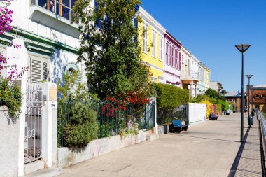 VALPARAISO, ŞİLİ - 15 Şubat 2016: UNESCO 'nun Dünya Mirası kenti Valparaiso' nun tepelerindeki renkli binalar