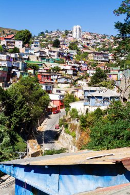 Şili 'nin Valparaiso kentindeki UNESCO Dünya Mirası' nın tepelerindeki renkli binalar