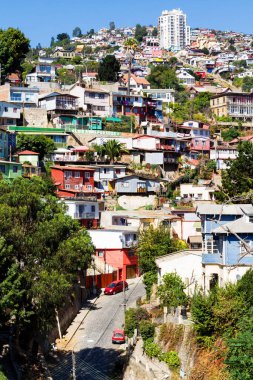 Şili 'nin Valparaiso kentindeki UNESCO Dünya Mirası' nın tepelerindeki renkli binalar
