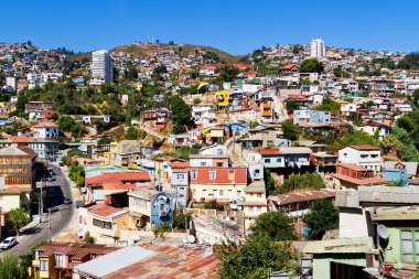 Şili 'nin Valparaiso kentindeki UNESCO Dünya Mirası' nın tepelerindeki renkli binalar